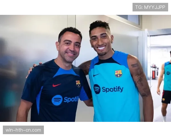 拉菲尼亚挤地铁去训练，背包里估计能装下一套房——这反差把我笑趴了