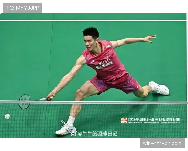 李诗沣训练完直接瘫在场边啃蛋白棒，这自律我真扛不住